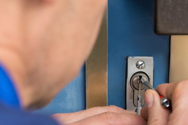 Del Ray Locksmith Installing New Loc